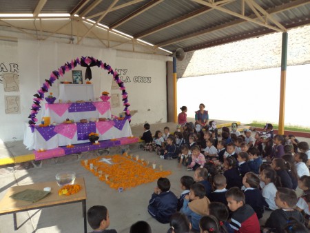 Celebrando nuestras tradiciones, Altar de  Muertos